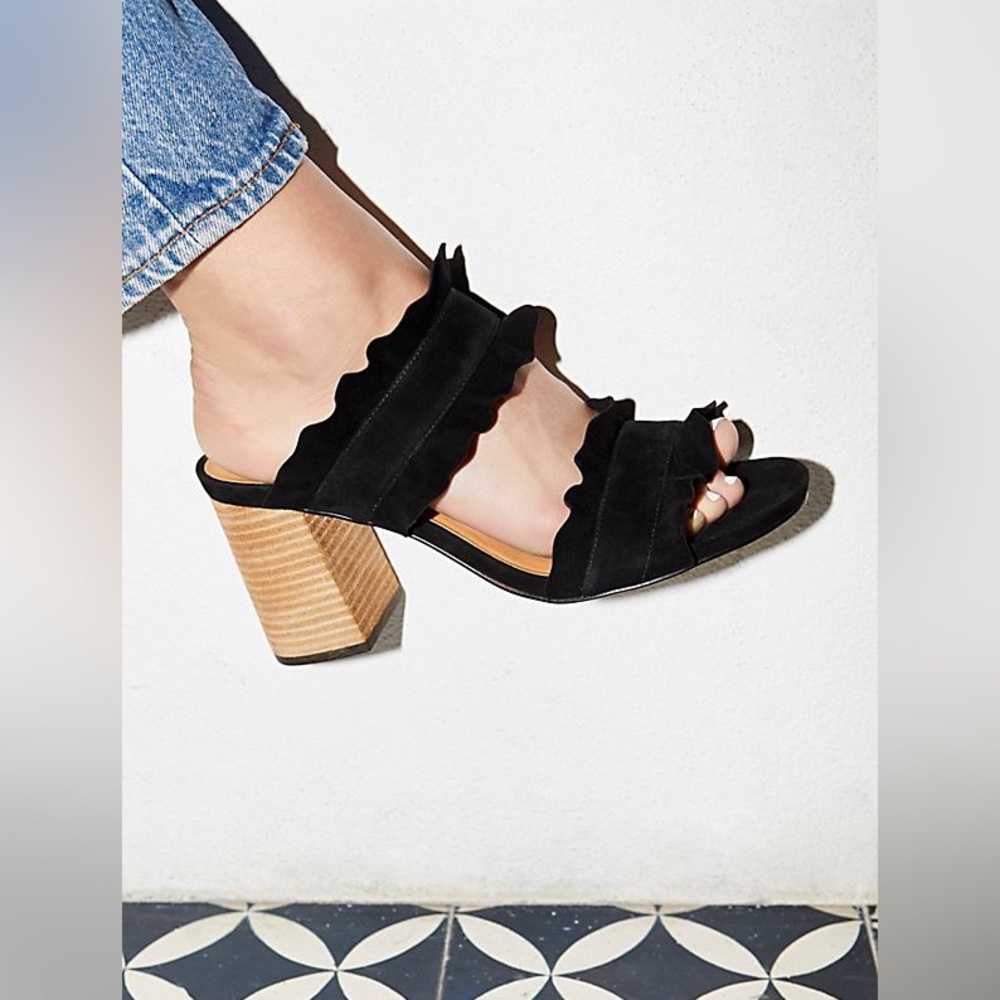 New in‎ box black Free people rosie ruffle heel sandals